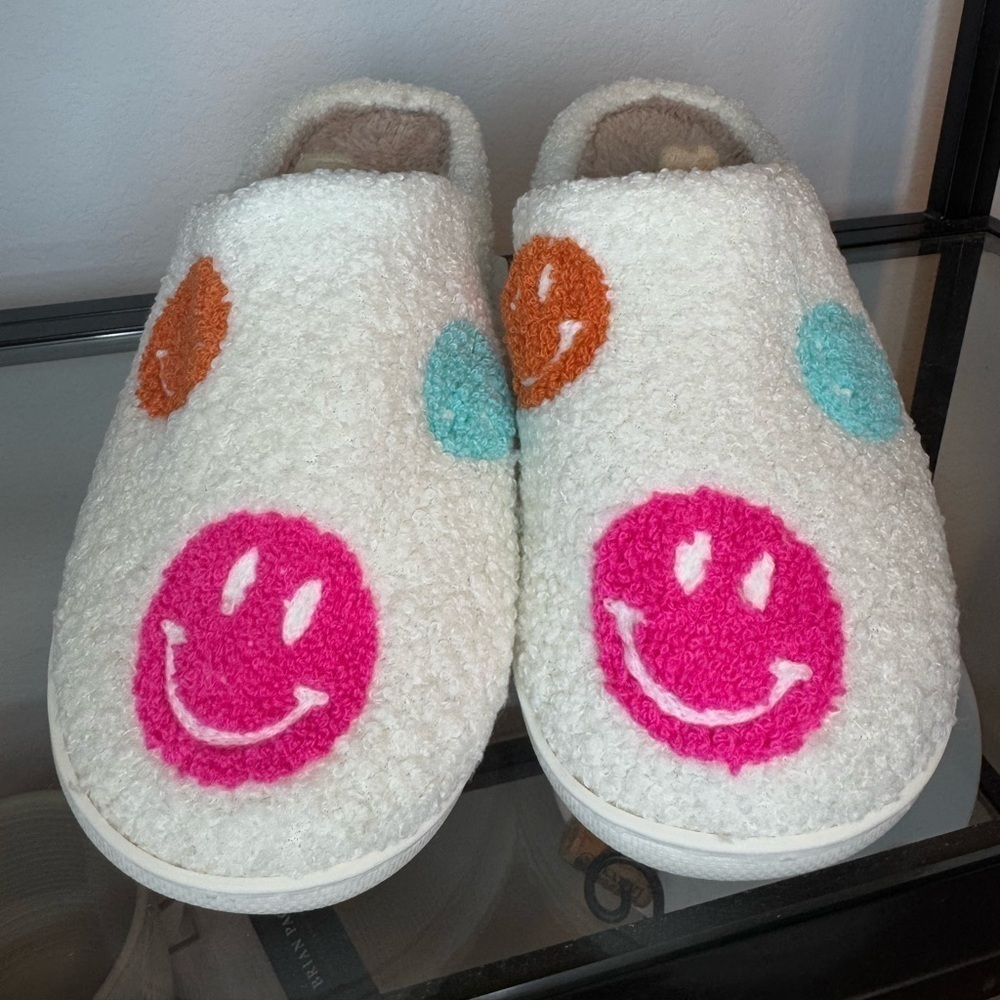 NWT Colorful Smiley Faces Fuzzy Slippers Size: Women's 8-9 - Picture 4 of 5